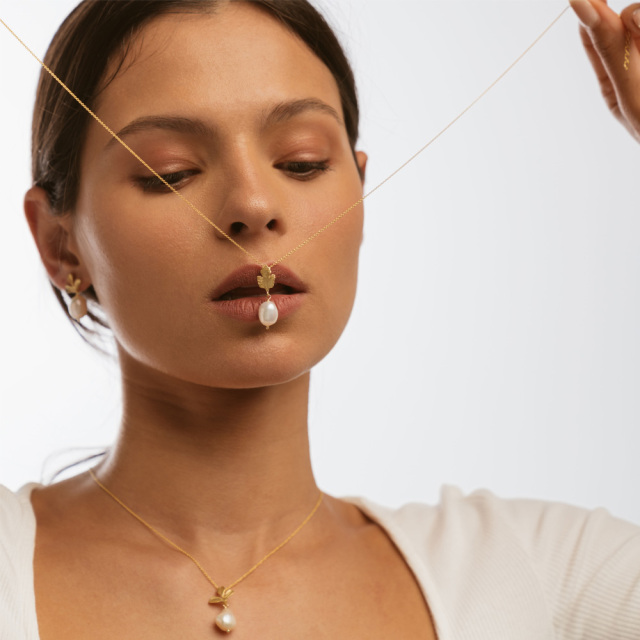 MESH ガーデンフラワーネックレス＆ガーデンリーフパールピアス 装着イメージ シルバー925 18Kゴールドコート ポルトガル