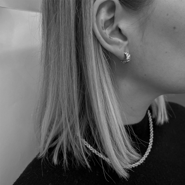 MESH カールフープ ピアス 装着イメージ シルバー925 18Kコーティング ポルトガル直輸入アクセサリー