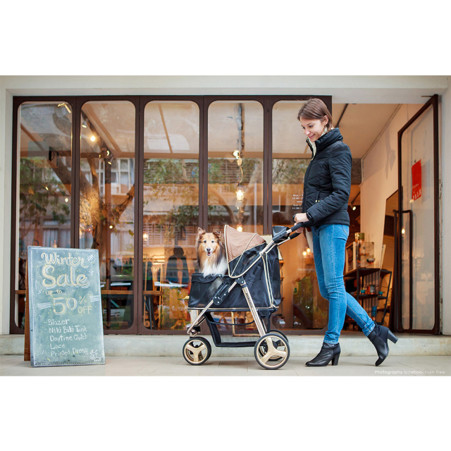 ibiyaya イビヤヤ FS1616 モナーク プレミアムペットジョガー ペットカート (ラグジュアリーゴールド) 使用場面