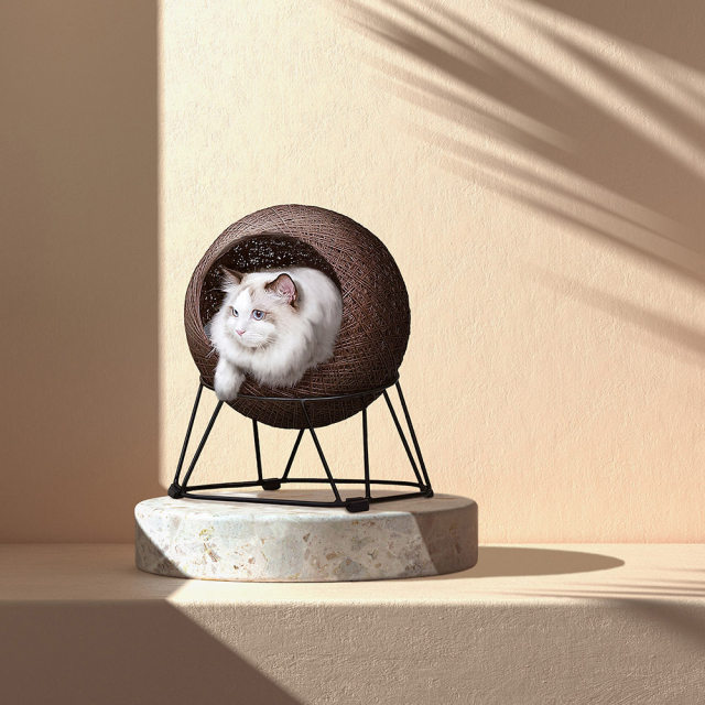 ibiyaya イビヤヤ FB2161 ペットベッド ゼンタングルエンハンスドペットポッド(ブラウン)の中で休む猫