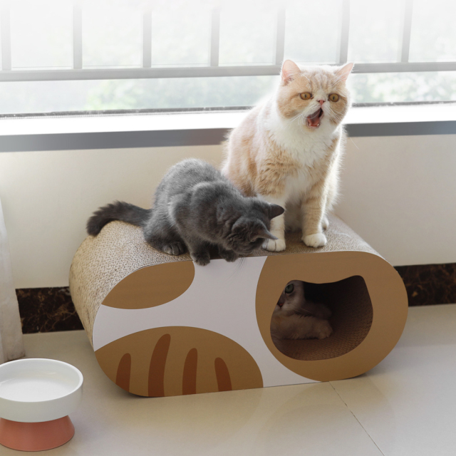 猫用 爪とぎダンボール猫ハウス トンネル型 HEBENA 使用風景