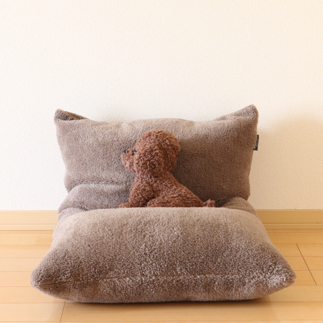 犬猫ベッド ペットをダメにする！？ビーズソファ レクタングル ワンズ 壁にもたれかけたイメージ