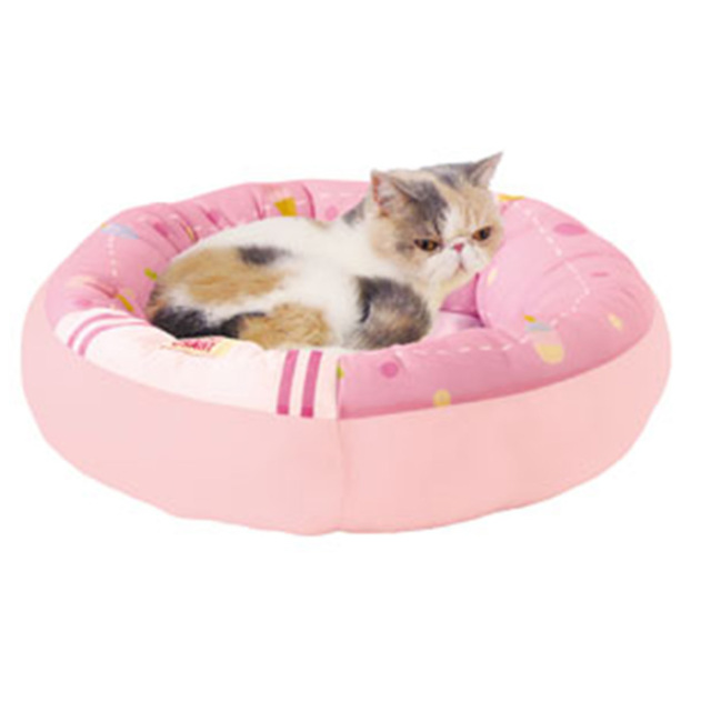 ペッツルート Petz Route 氷ベッド2way (うさぎさんピンク) 563134の上で寝そべる猫