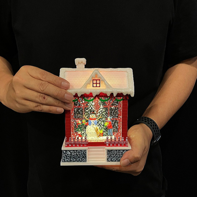 クリスマス置物 スノーイングハウスライト スノードーム 電子オルゴール 手に持ったサイズ感