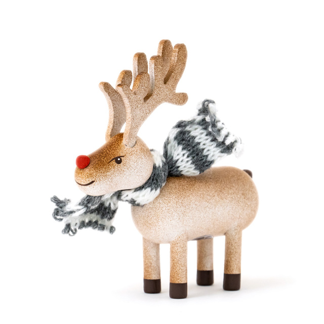 ノルディカニッセのクリスマス木製人形「トナカイ ブラウン マフラー」(NRD120719)を斜め正面から撮影