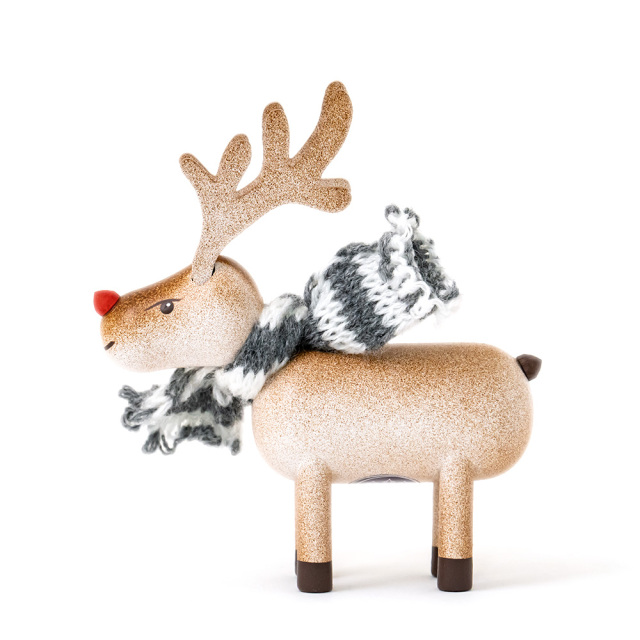 ノルディカニッセのクリスマス木製人形「トナカイ ブラウン マフラー」(NRD120719)を側面から撮影