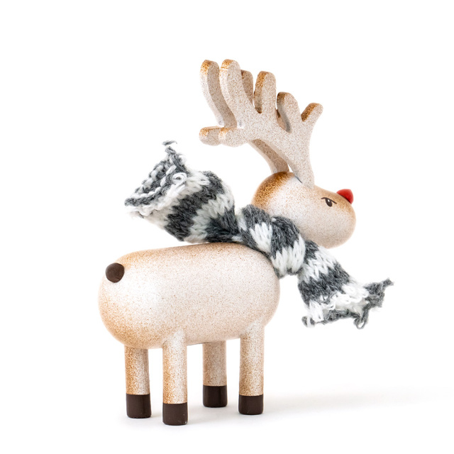 ノルディカニッセのクリスマス木製人形「トナカイ ブラウン マフラー」(NRD120719)を斜め背面から撮影