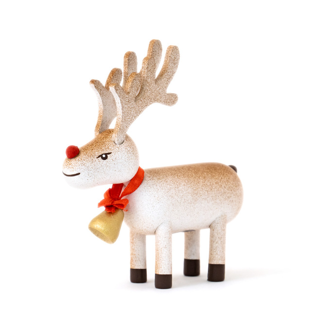 ノルディカニッセのクリスマス木製人形「トナカイ ブラウン ベル」(NRD120720)を斜め正面から撮影
