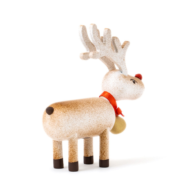 ノルディカニッセのクリスマス木製人形「トナカイ ブラウン ベル」(NRD120720)を斜め背面から撮影