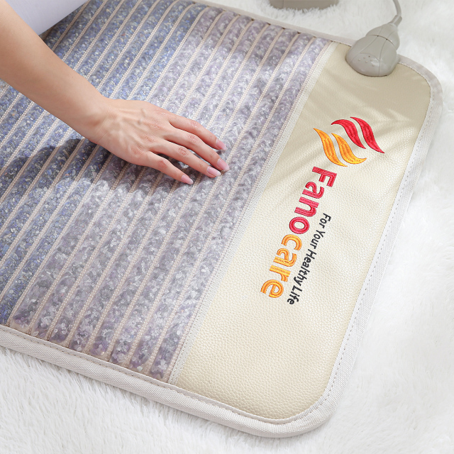 Fanocare 温熱バイオマット R1000 MAT-17-03の表面に触れる手