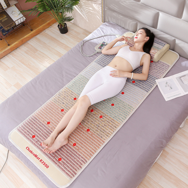 Fanocare ChakraMat R2500の使用イメージ 7種の天然石 温熱バイオマット 36フォトン マイナスイオン・遠赤外線ストーンマット