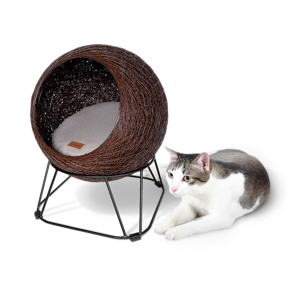 ibiyaya イビヤヤ FB2161 ペットベッド ゼンタングルエンハンスドペットポッド(ブラウン)と側に寝そべる猫