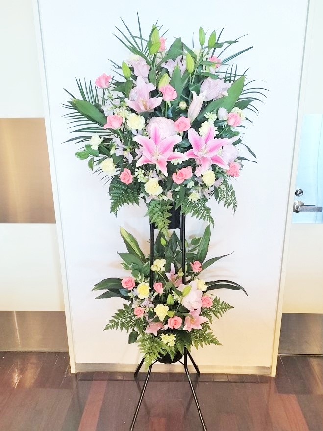 お手頃華やか2段スタンド花（お任せプラン・25,000円）