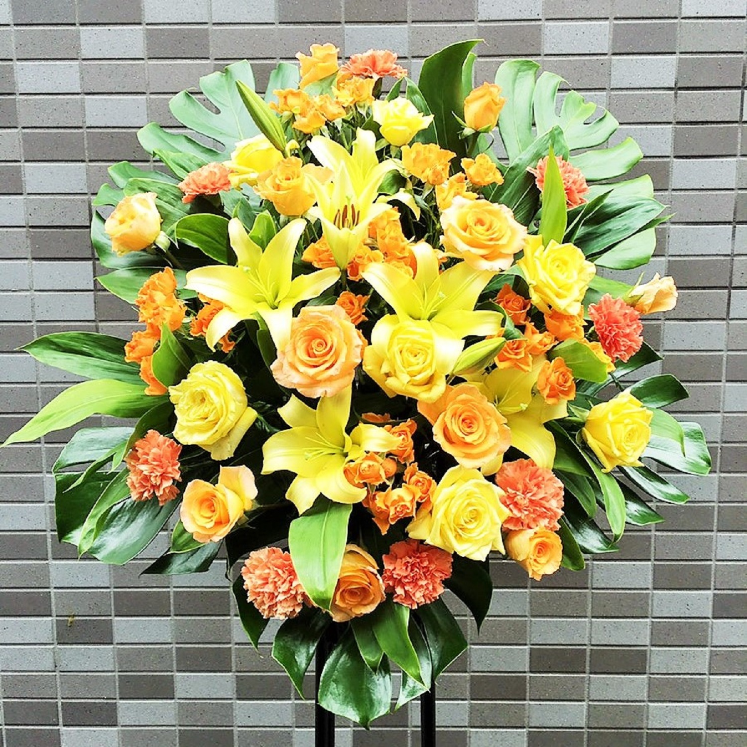 【ご予算に合わせて、華やかに演出。一段スタンド花】  一段スタンド花（おまかせ／20,000円・税別）
