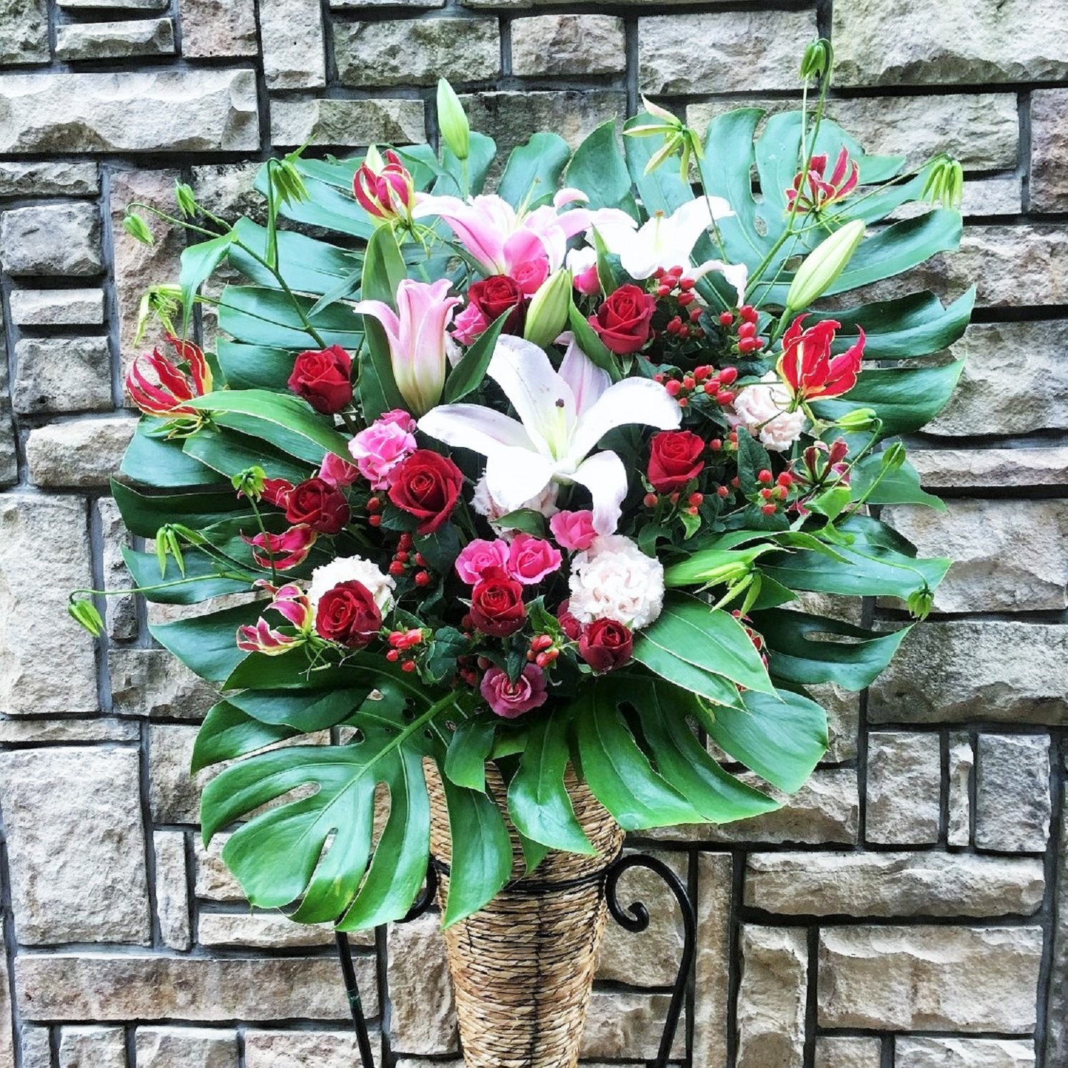 【コンパクトながらしっかり華やか】  カゴスタンド花（おまかせカラー／20,000円・税別）