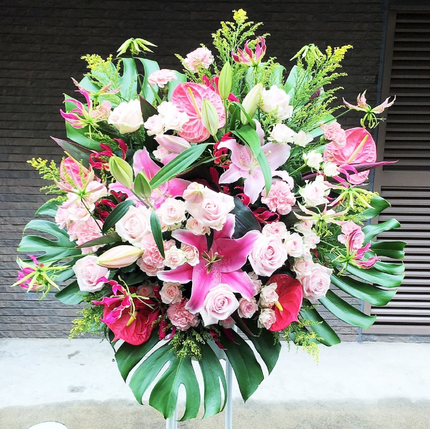 【品よく華やかに、印象を届ける一段スタンド花】  一段スタンド花（おまかせ／25,000円・税別）