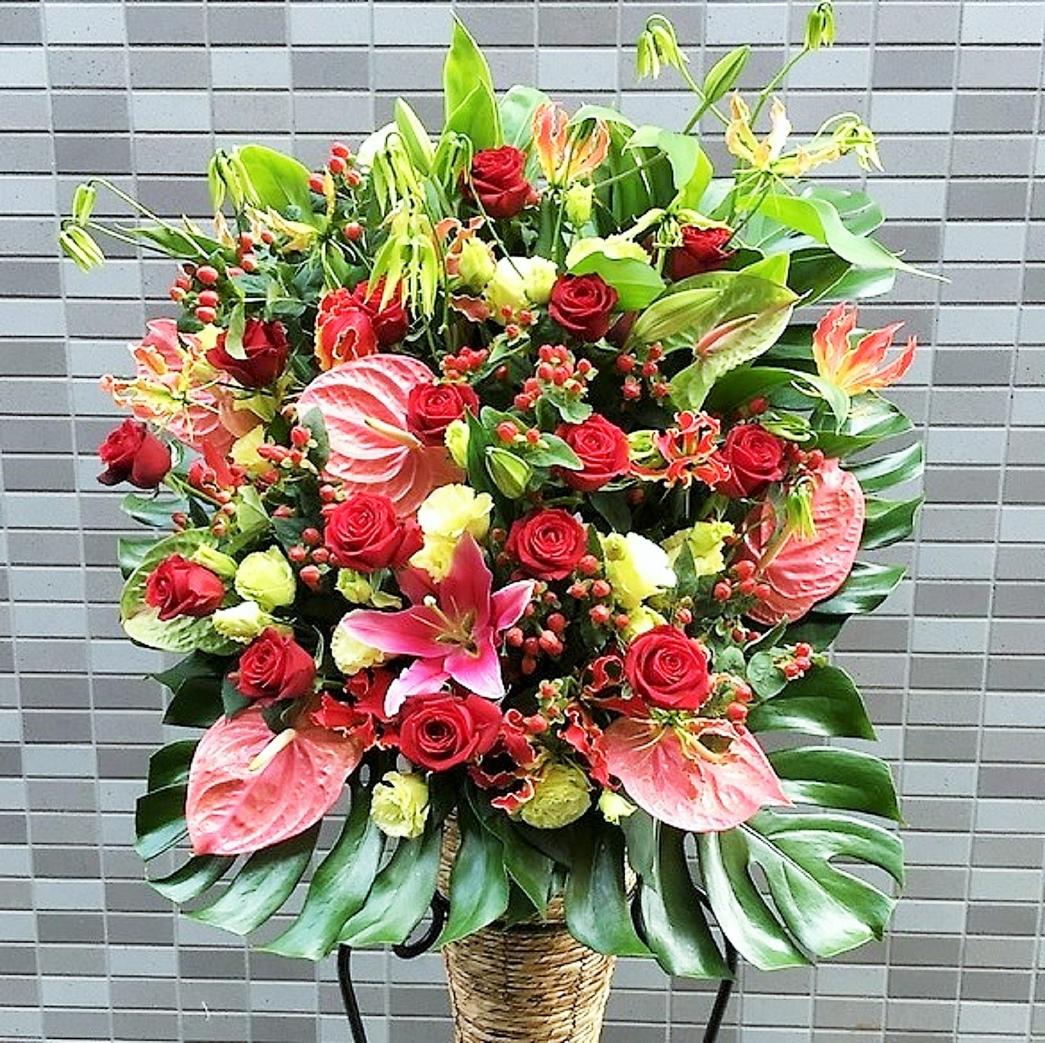 【品よく、華やかに贈るスタンド花】  カゴスタンド花（おまかせカラー／25,000円・税別）