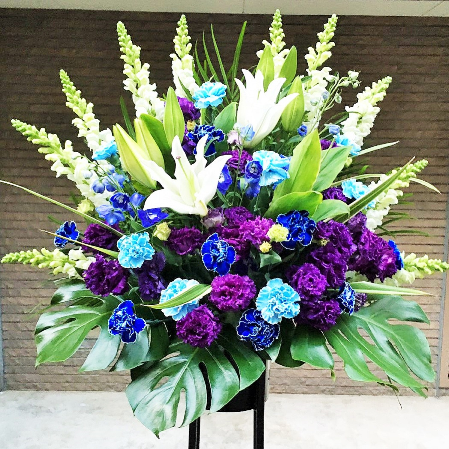 【華やかさと上品さを兼ね備えた、一段スタンド花】  一段スタンド花（おまかせ／30,000円・税別）