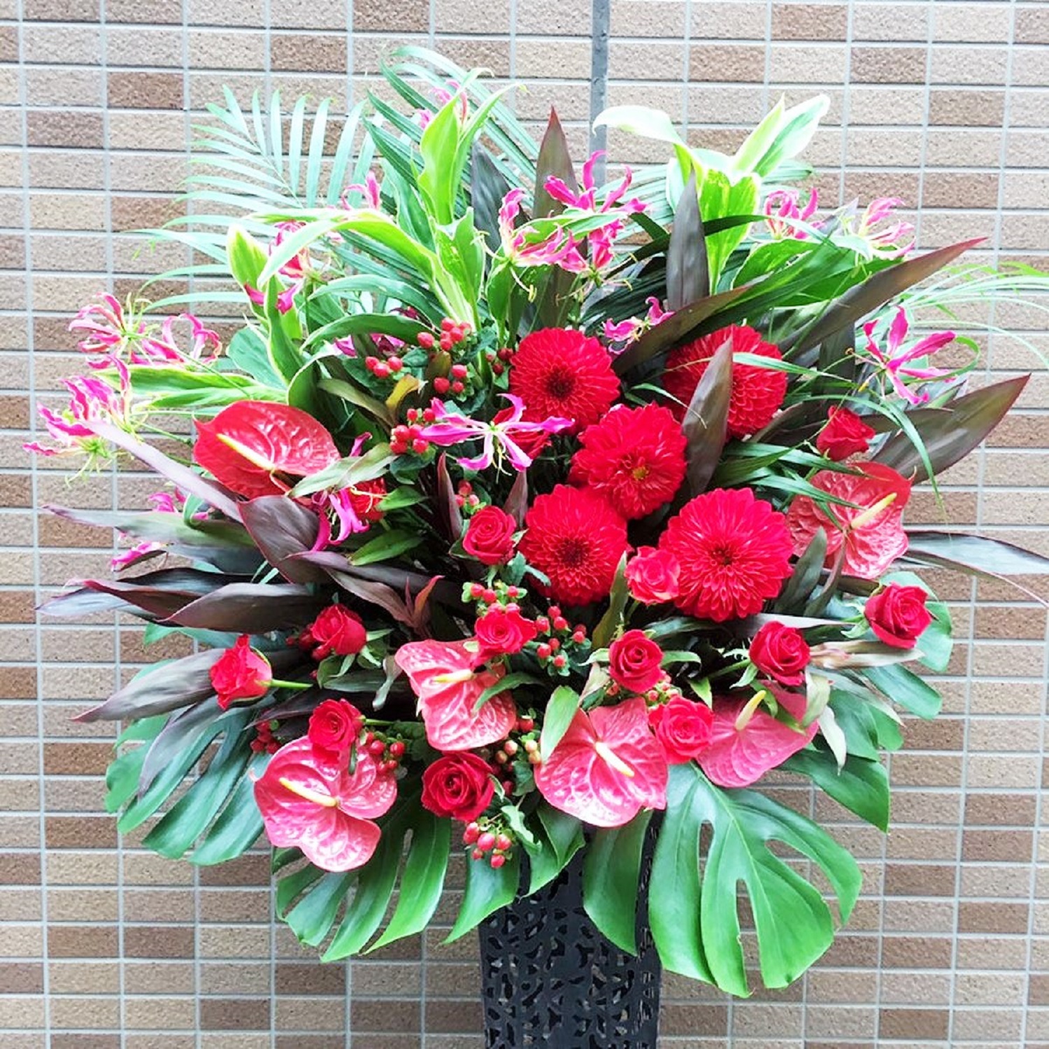 【シンプルな美しさで場を整える】ワイヤースタンド花（お任せ25,000円・税別）