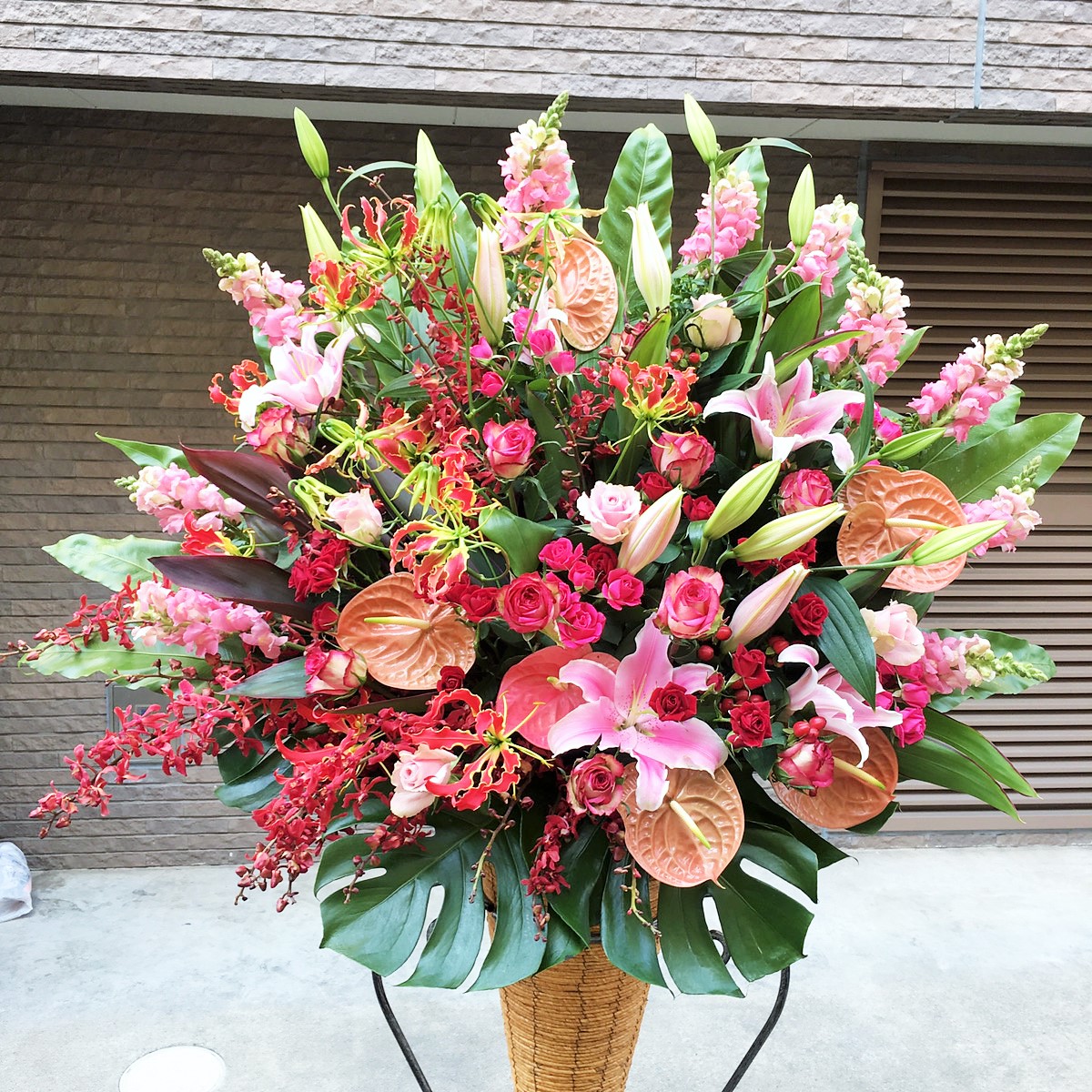 【落ち着いた存在感を演出する贈り花】  カゴスタンド花（おまかせカラー／30,000円・税別）