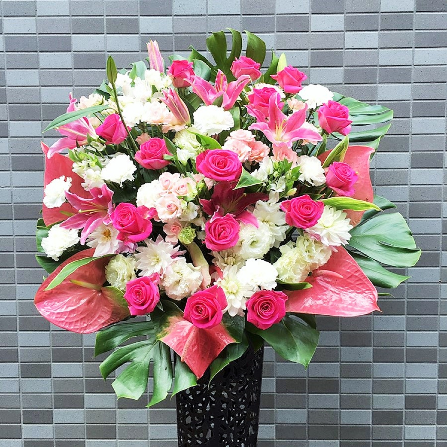 【清潔感と華やかさを両立】ワイヤースタンド花（お任せ30,000円・税別）