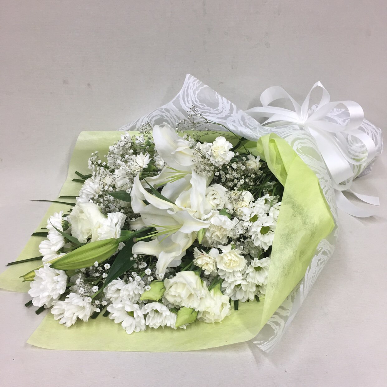 【供花】ユリとカーネーションの花束W（H70）　Ｃスタイル