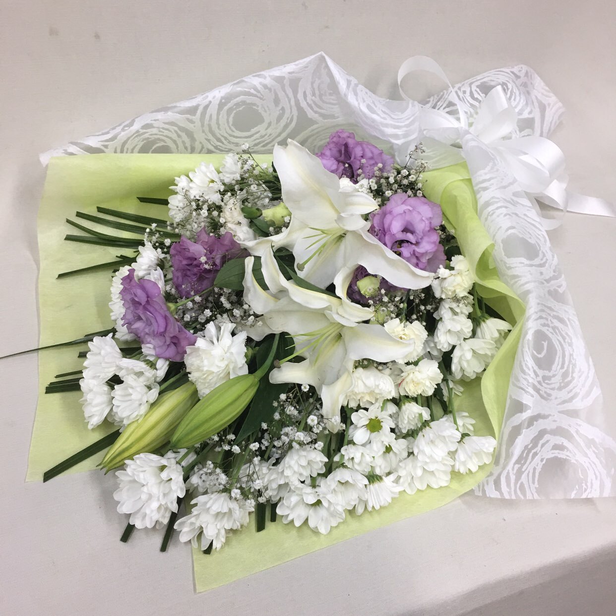 【供花】ユリとカーネーションの花束WPP（H70）　Ｃスタイル