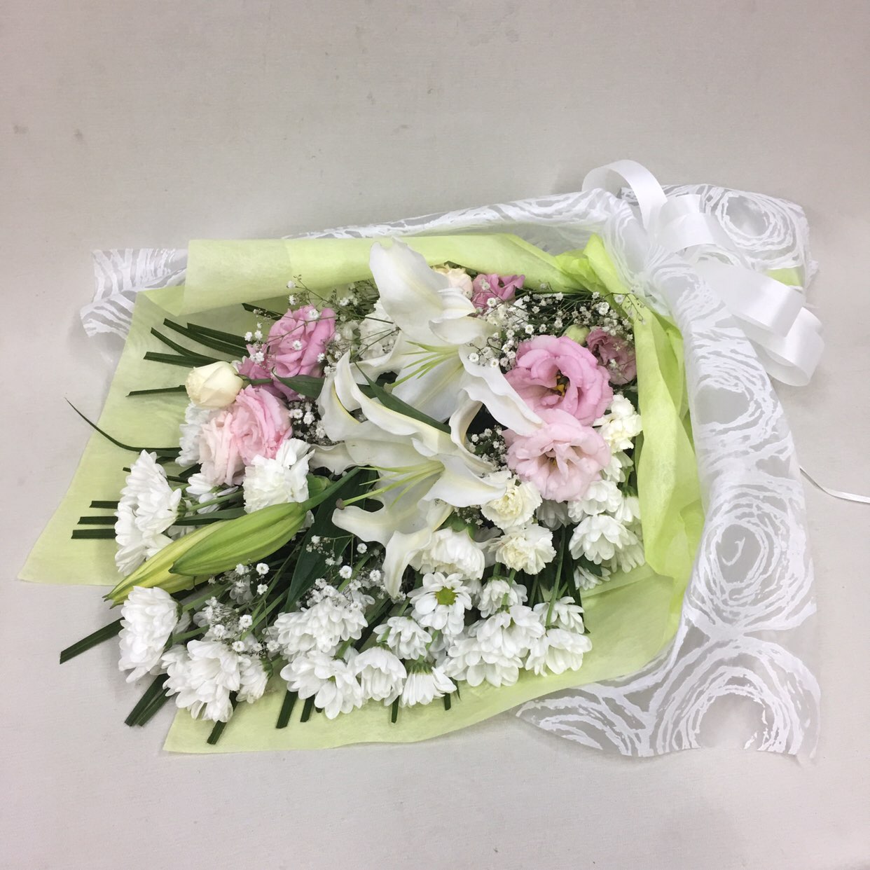 【供花】ユリとカーネーションの花束WP(H70)　Ｃスタイル