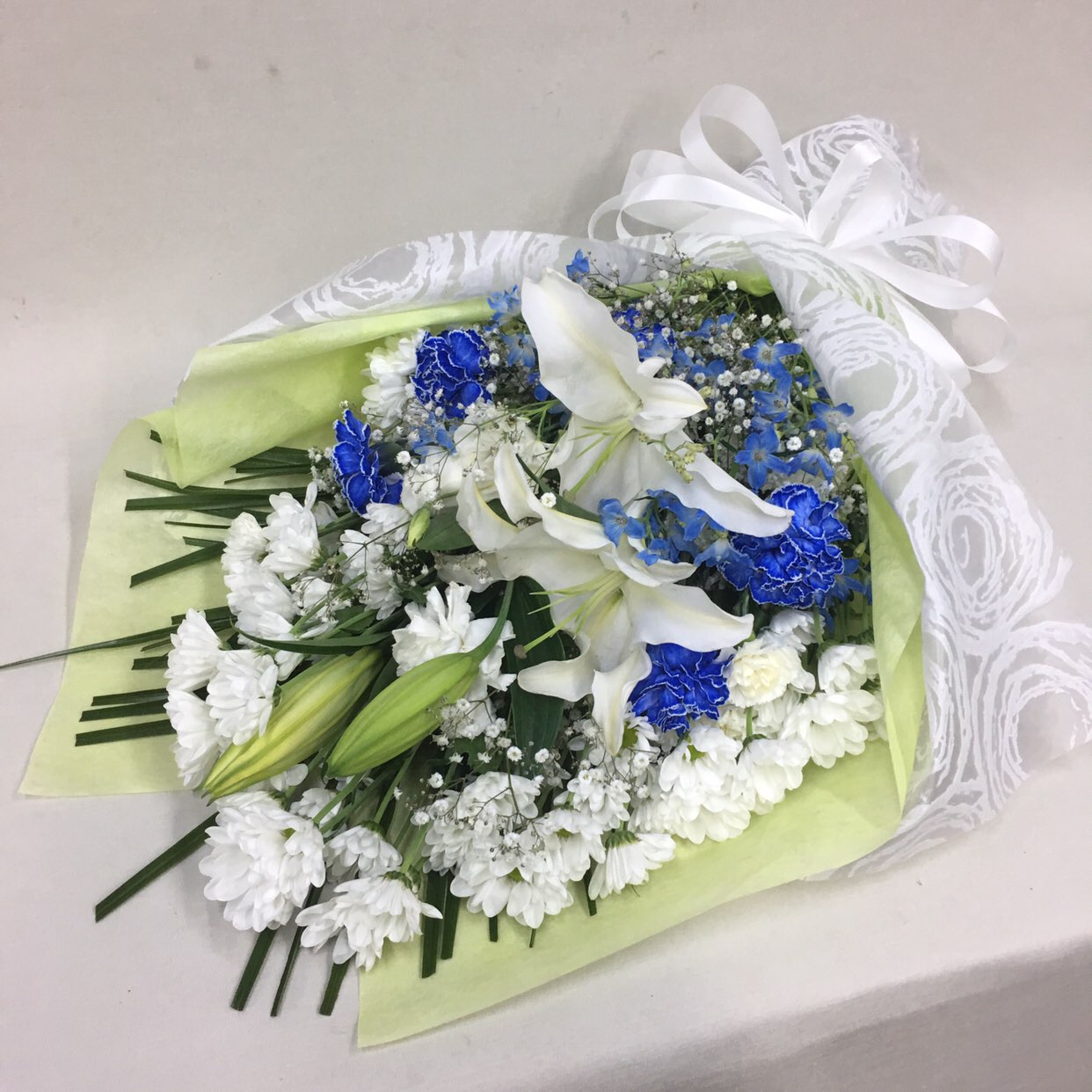 【供花】ユリとカーネーションの花束WB（ H70）　Ｃスタイル