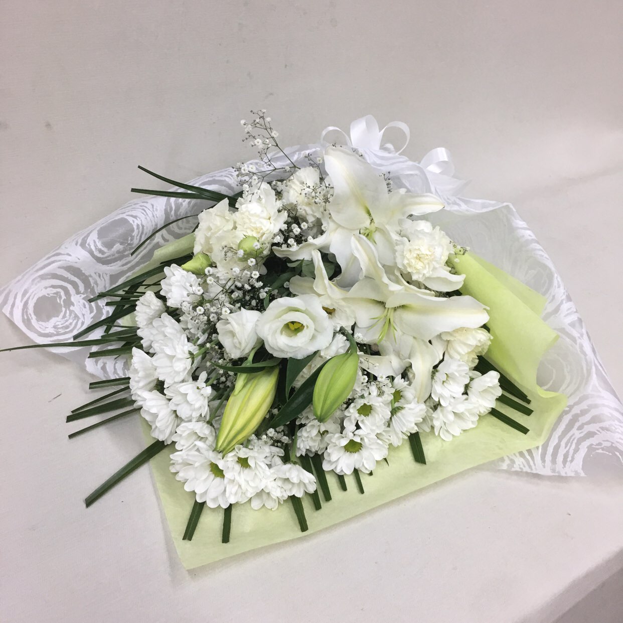 【供花】ユリとカーネーションの花束W（H60）　Ｃスタイル