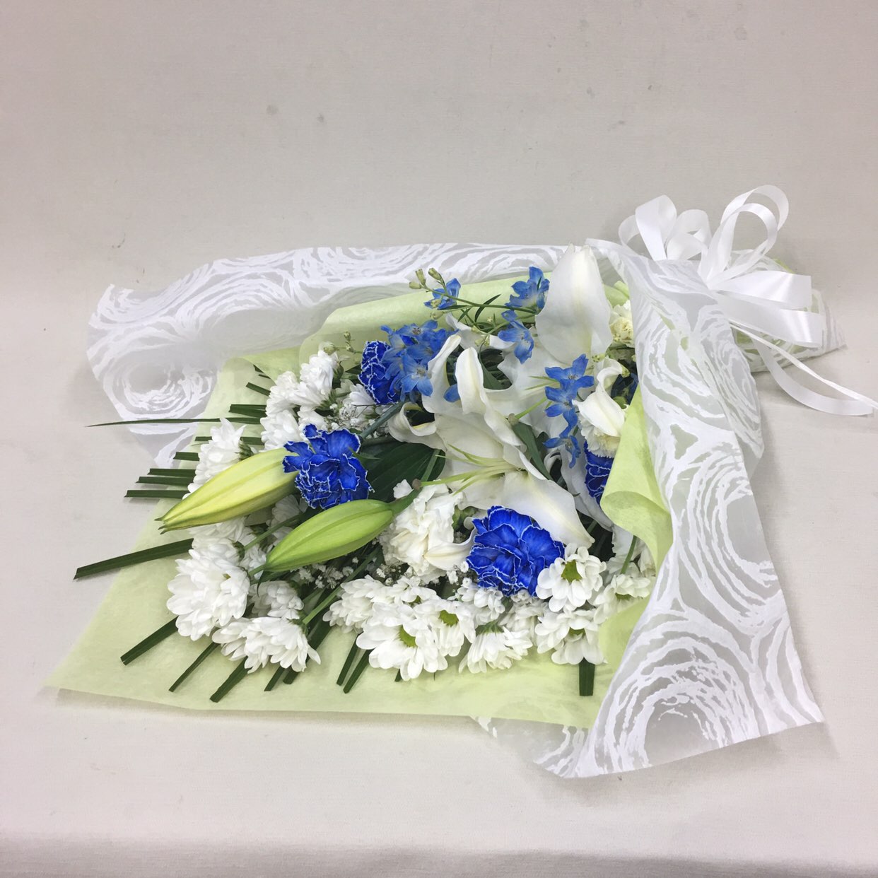 【供花】ユリ中心のお供え花束WB（H60）