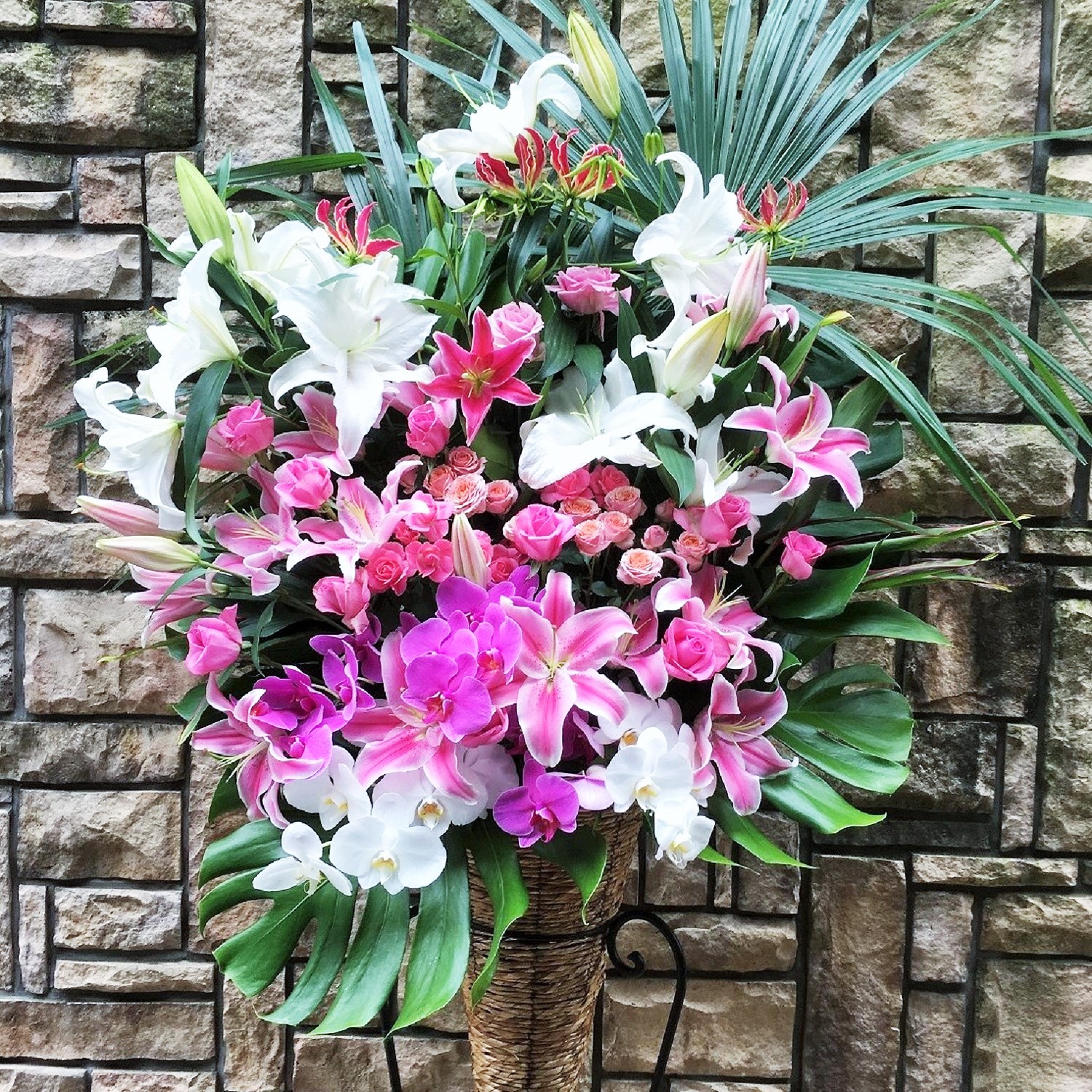 【華やかさと安定感を兼ね備えた贈り花】  カゴスタンド花（おまかせカラー／35,000円・税別）