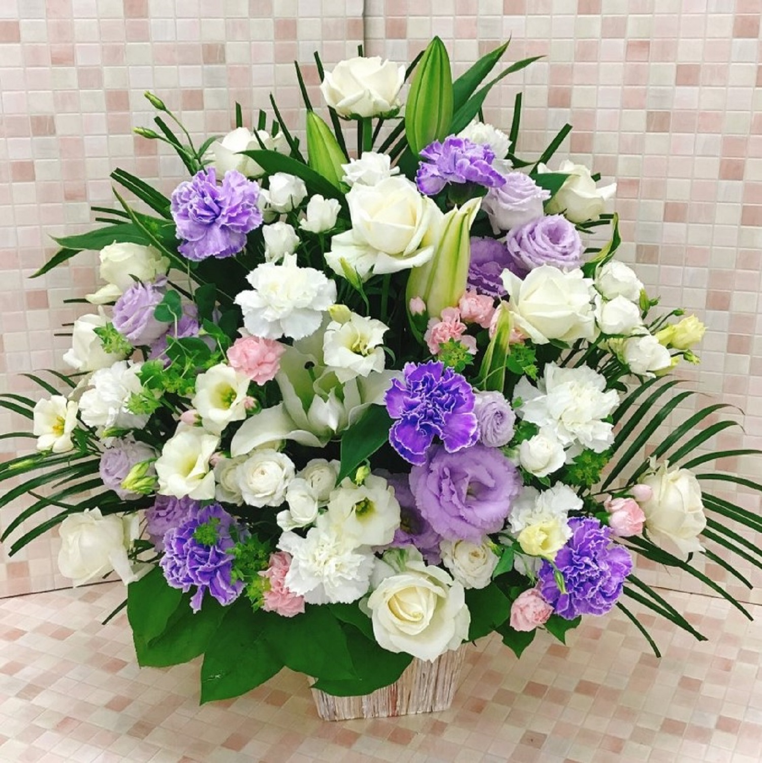 バラ中心のカラフル洋花メモリアルアレンジメント