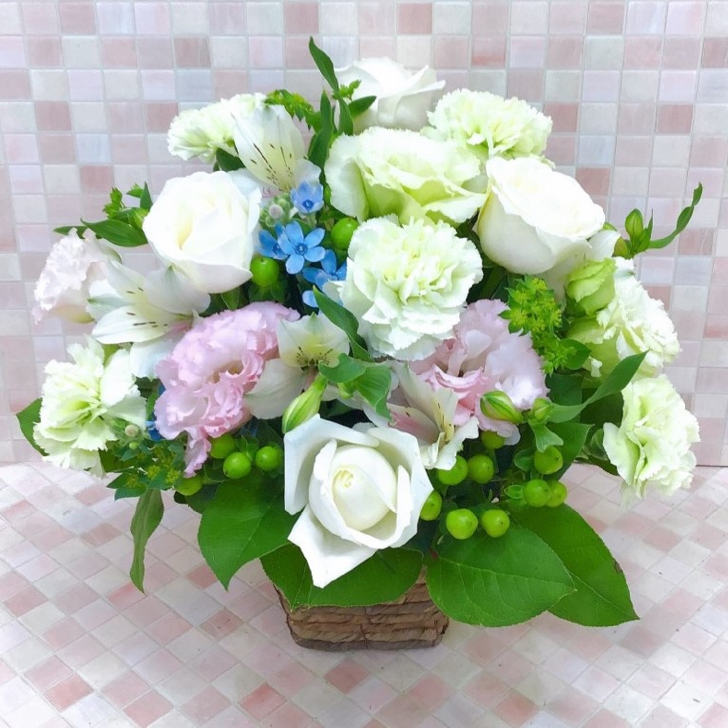 お供え お悔やみ 法要 一周忌 供花　白 水色 バラ　 アレンジメント