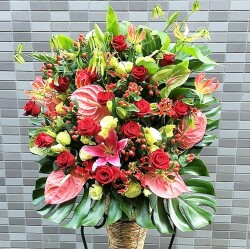【品よく、華やかに贈るスタンド花】  カゴスタンド花（おまかせカラー／25,000円・税別）