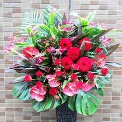【シンプルな美しさで場を整える】ワイヤースタンド花（お任せ25,000円・税別）