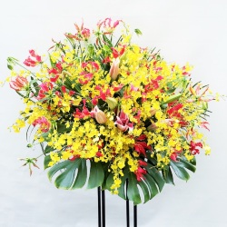 【洗練された存在感を贈る、一段スタンド花】  一段スタンド花（おまかせ／35,000円・税別）