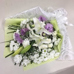 【供花】ユリとカーネーションの花束WPP（H70）　Ｃスタイル