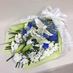 【供花】ユリとカーネーションの花束WB（ H70）　Ｃスタイル