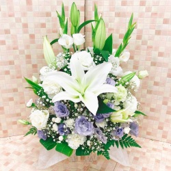 お供え お悔やみ 法要 一周忌 供花 枕花 白 紫 ユリ アレンジメント