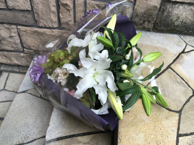 1023 白ユリ 菊 花束