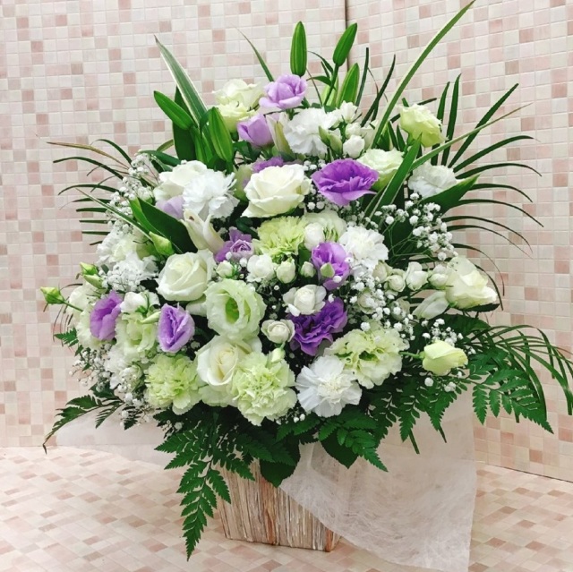 白バラ中心のホワイト×パープル アレンジメント