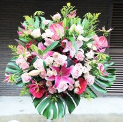 【品よく華やかに、印象を届ける一段スタンド花】  一段スタンド花（おまかせ／25,000円・税別）