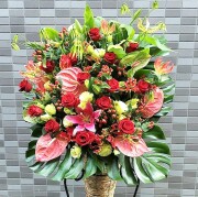 【品よく、華やかに贈るスタンド花】  カゴスタンド花（おまかせカラー／25,000円・税別）