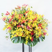 【洗練された存在感を贈る、一段スタンド花】  一段スタンド花（おまかせ／35,000円・税別）