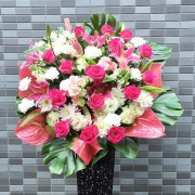 【清潔感と華やかさを両立】ワイヤースタンド花（お任せ30,000円・税別）