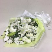 【供花】ユリとカーネーションの花束W（H70）　Ｃスタイル
