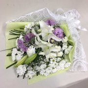 【供花】ユリとカーネーションの花束WPP（H70）　Ｃスタイル