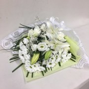 【供花】ユリとカーネーションの花束W（H60）　Ｃスタイル