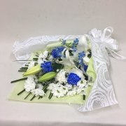 【供花】ユリとカーネーションの花束WB（H60）　Ｃスタイル